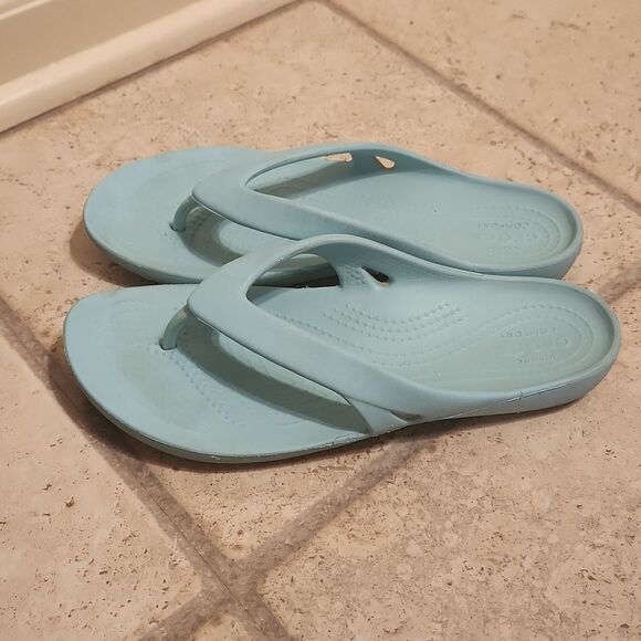 Crocs Women's Light Blue Flip Flops Size 7 - Picture 2 of 7